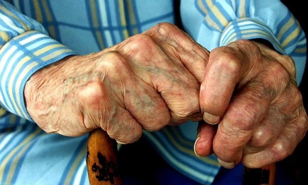 Πάτρα: Τον σακάτεψαν στο ξύλο για να του πάρουν μερικά ευρώ - Εικόνες